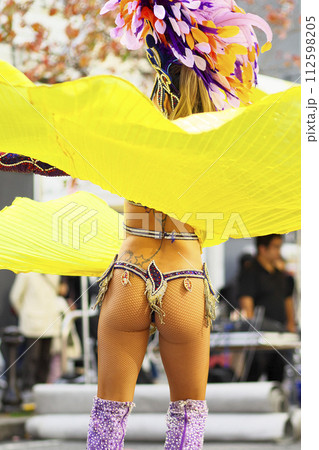 街中の通りでサンバを踊るブラジルの人たちの衣装 街中の通りでサンバを踊るブラジルの人たちの衣装 112598205