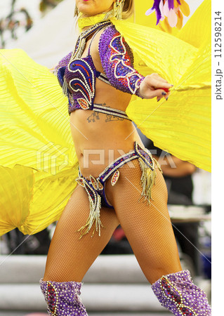 街中の通りでサンバを踊るブラジルの人たちの衣装 112598214