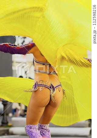 街中の通りでサンバを踊るブラジルの人たちの衣装 112598216