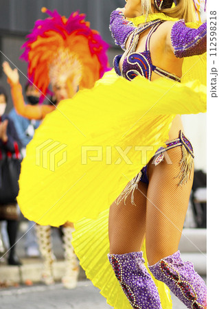 街中の通りでサンバを踊るブラジルの人たちの衣装 112598218