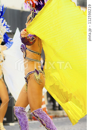 街中の通りでサンバを踊るブラジルの人たちの衣装 112598219
