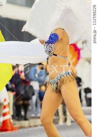 街中の通りでサンバを踊るブラジルの人たちの衣装 112598226