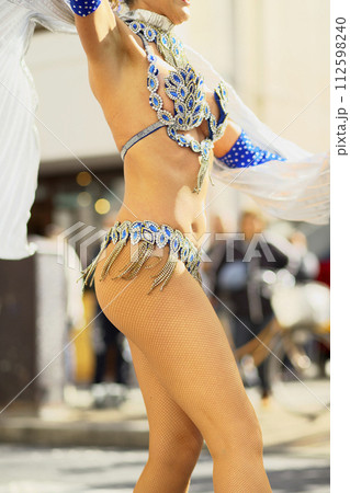 街中の通りでサンバを踊るブラジルの人たちの衣装 街中の通りでサンバを踊るブラジルの人たちの衣装 112598240