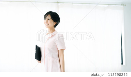美容クリニックの女性スタッフ 112598253