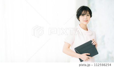美容クリニックの女性スタッフ 112598254
