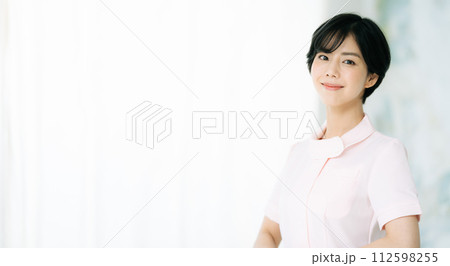 美容クリニックの女性スタッフ 112598255