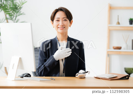 腕時計を査定する鑑定士 腕時計を査定する鑑定士 112598305