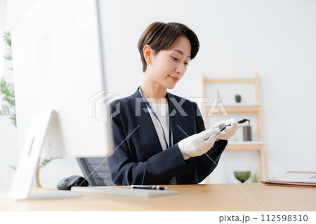 腕時計を査定する鑑定士 112598310