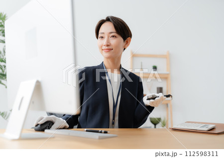 腕時計を査定する鑑定士 112598311