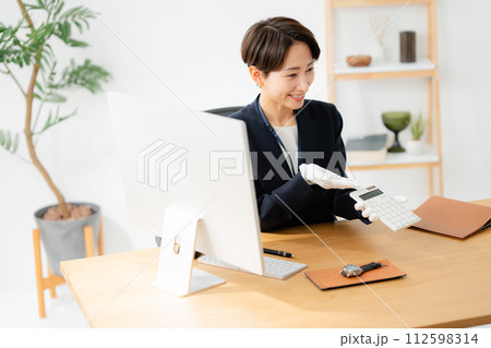 腕時計の査定をする鑑定士 腕時計の査定をする鑑定士 112598314