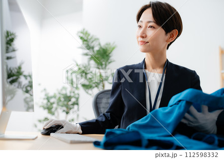 着物を査定する店員 112598332