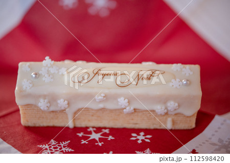 砂糖がかかったクリスマスのバウムクーヘン 112598420