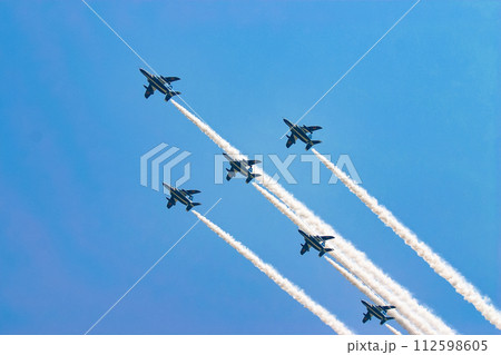 飛行展示を行う航空自衛隊のブルーインパルス 飛行展示を行う航空自衛隊のブルーインパルス 112598605