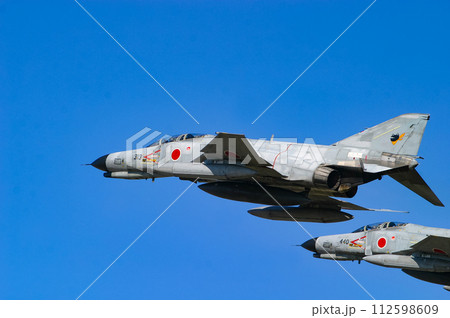 飛行展示を行う航空自衛隊の戦闘機 F-4EJ改 飛行展示を行う航空自衛隊の戦闘機 F-4EJ改 112598609