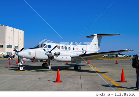 展示中の米海兵隊の輸送機 UC-12F 展示中の米海兵隊の輸送機 UC-12F 112598610
