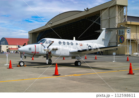 展示中の米海兵隊の輸送機 UC-12F 112598611