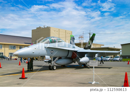 展示される米軍の戦闘機F/A-18D 112598613