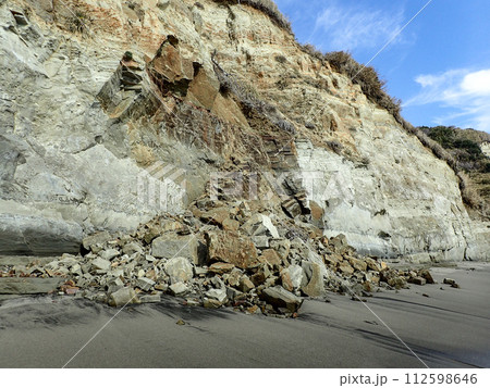 崩れ落ちた砂浜の岩壁 112598646
