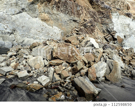 崩れ落ちた砂浜の岩壁 崩れ落ちた砂浜の岩壁 112598650