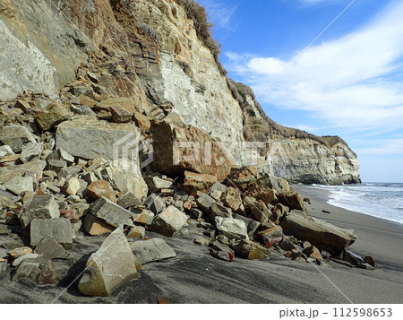崩れ落ちた砂浜の岩壁 崩れ落ちた砂浜の岩壁 112598653
