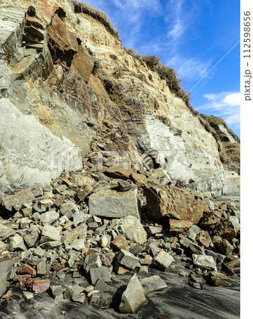 崩れ落ちた砂浜の岩壁 崩れ落ちた砂浜の岩壁 112598656
