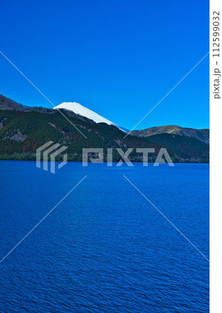 神奈川県 元箱根港 芦ノ湖からの富士山と海賊船 神奈川県 元箱根港 芦ノ湖からの富士山と海賊船 112599032