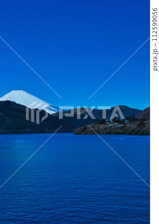 神奈川県 元箱根港 芦ノ湖からの富士山と海賊船 神奈川県 元箱根港 芦ノ湖からの富士山と海賊船 112599056
