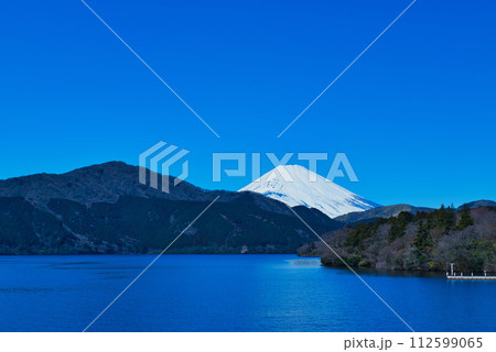 神奈川県 元箱根港 芦ノ湖からの富士山と海賊船 神奈川県 元箱根港 芦ノ湖からの富士山と海賊船 112599065