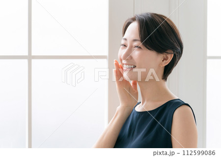 肌の潤いを実感する女性の横顔 肌の潤いを実感する女性の横顔 112599086