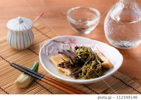 わらびの煮物 天然ワラビと薄揚げの煮もの わらびの煮物 天然ワラビと薄揚げの煮もの 112599146