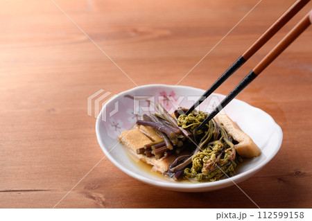 わらびの煮物　天然ワラビと薄揚げの煮もの 112599158