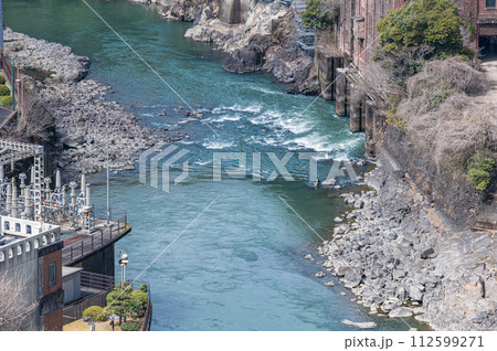 天ケ瀬ダムの上から見た宇治川　京都府宇治市 112599271