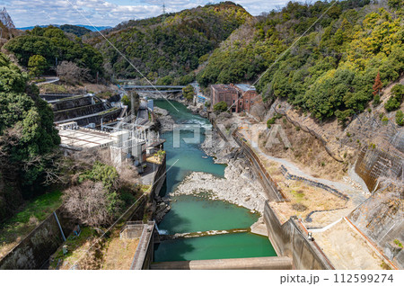 天ケ瀬ダムの上から見た宇治川と旧宇治川電気志津川発電所跡 京都府宇治市 天ケ瀬ダムの上から見た宇治川と旧宇治川電気志津川発電所跡 京都府宇治市 112599274