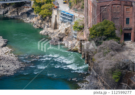 天ケ瀬ダムの上から見た宇治川と旧宇治川電気志津川発電所跡 京都府宇治市 天ケ瀬ダムの上から見た宇治川と旧宇治川電気志津川発電所跡 京都府宇治市 112599277