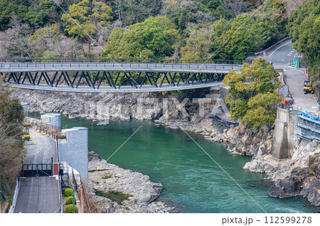 天ケ瀬ダムの上から見た宇治川 京都府宇治市 天ケ瀬ダムの上から見た宇治川 京都府宇治市 112599278