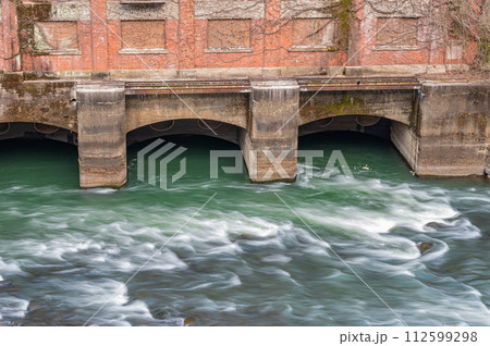 宇治川の急流と旧宇治川電気志津川発電所跡　京都府宇治市 112599298