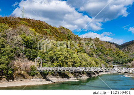 春の宇治川風景 春の宇治川風景 112599401
