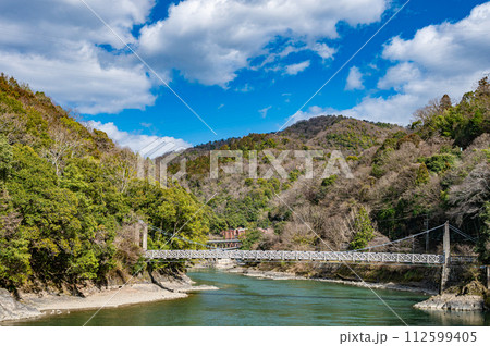 春の宇治川風景 春の宇治川風景 112599405