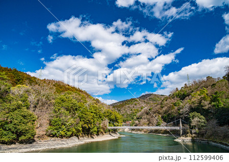 春の宇治川風景 112599406