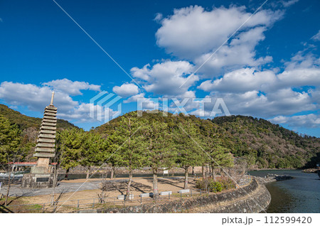 春の宇治公園塔の島 春の宇治公園塔の島 112599420