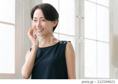 肌の潤いを実感する30代女性 112599621