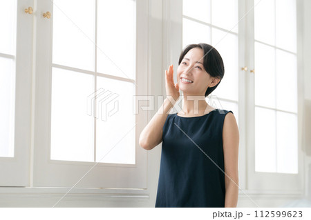 肌の潤いを実感する30代女性 112599623