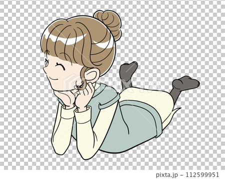 微笑的女人躺著,下巴擱著 微笑的女人躺著,下巴擱著 112599951