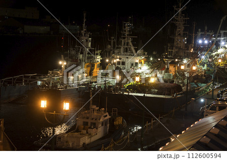 出漁の準備をする夜の釧路港 112600594