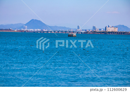 【びわ湖風景】湖畔から眺める冬山や沖合の風景 112600629