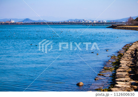 【びわ湖風景】湖畔から眺める冬山や沖合の風景 【びわ湖風景】湖畔から眺める冬山や沖合の風景 112600630
