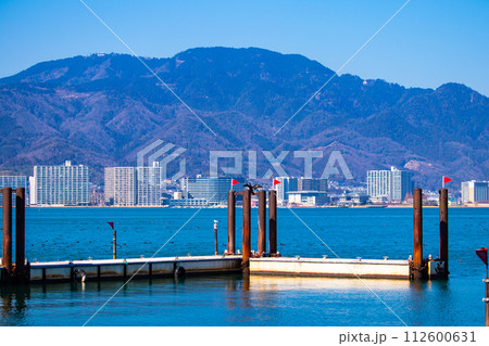 【びわ湖風景】湖畔から眺める冬山や沖合の風景 【びわ湖風景】湖畔から眺める冬山や沖合の風景 112600631