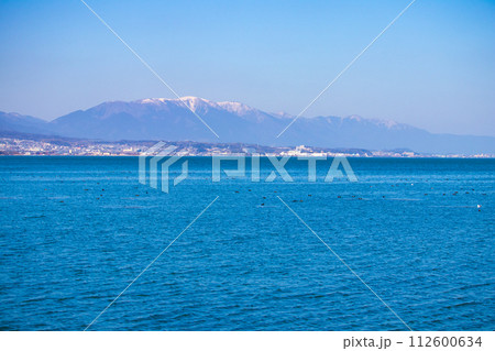 【びわ湖風景】湖畔から眺める冬山や沖合の風景 【びわ湖風景】湖畔から眺める冬山や沖合の風景 112600634