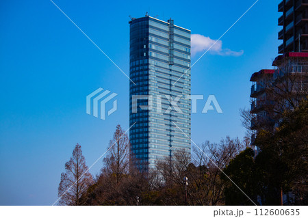 【びわ湖風景】湖畔から眺める冬山や沖合の風景 112600635