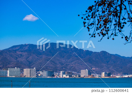 【びわ湖風景】湖畔から眺める冬山や沖合の風景 【びわ湖風景】湖畔から眺める冬山や沖合の風景 112600641